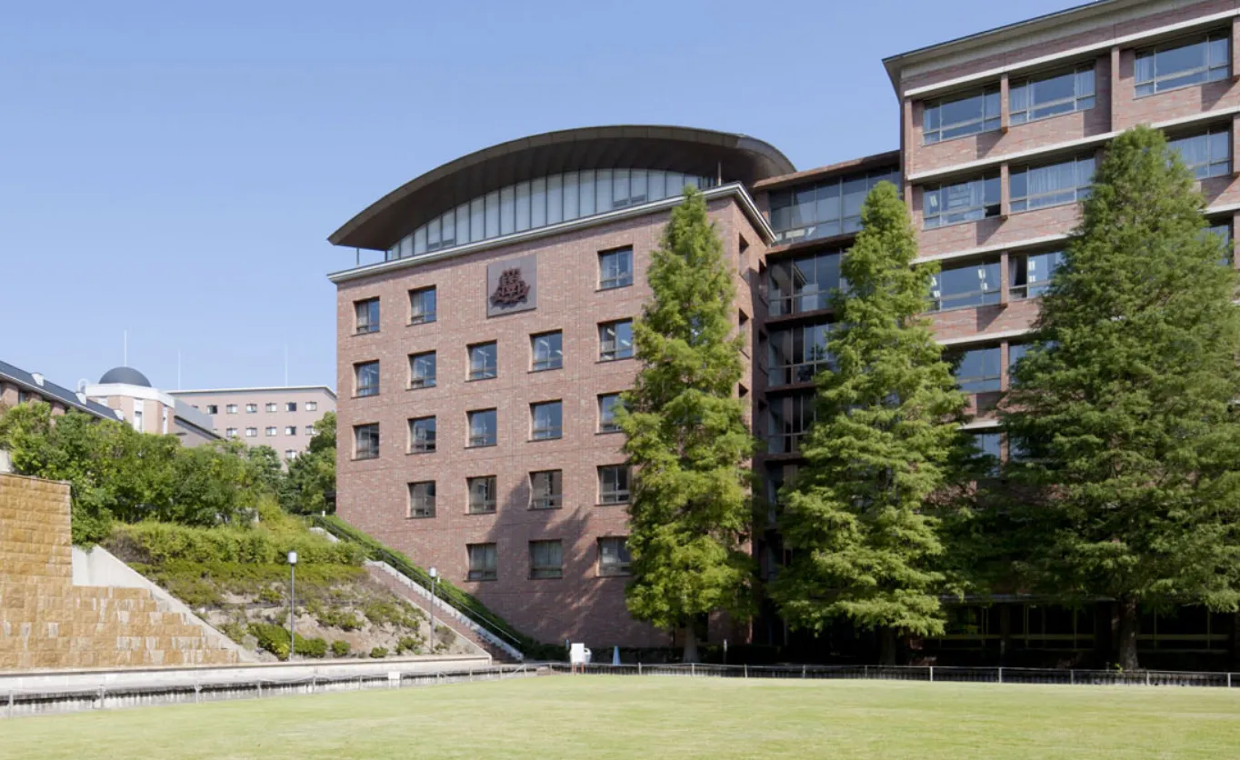 関西大学大学院千里山キャンパス外観